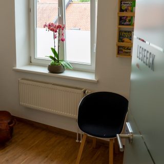 Gemütliche Leseecke im Wartezimmer der Zahnarztpraxis Dr. Bauer